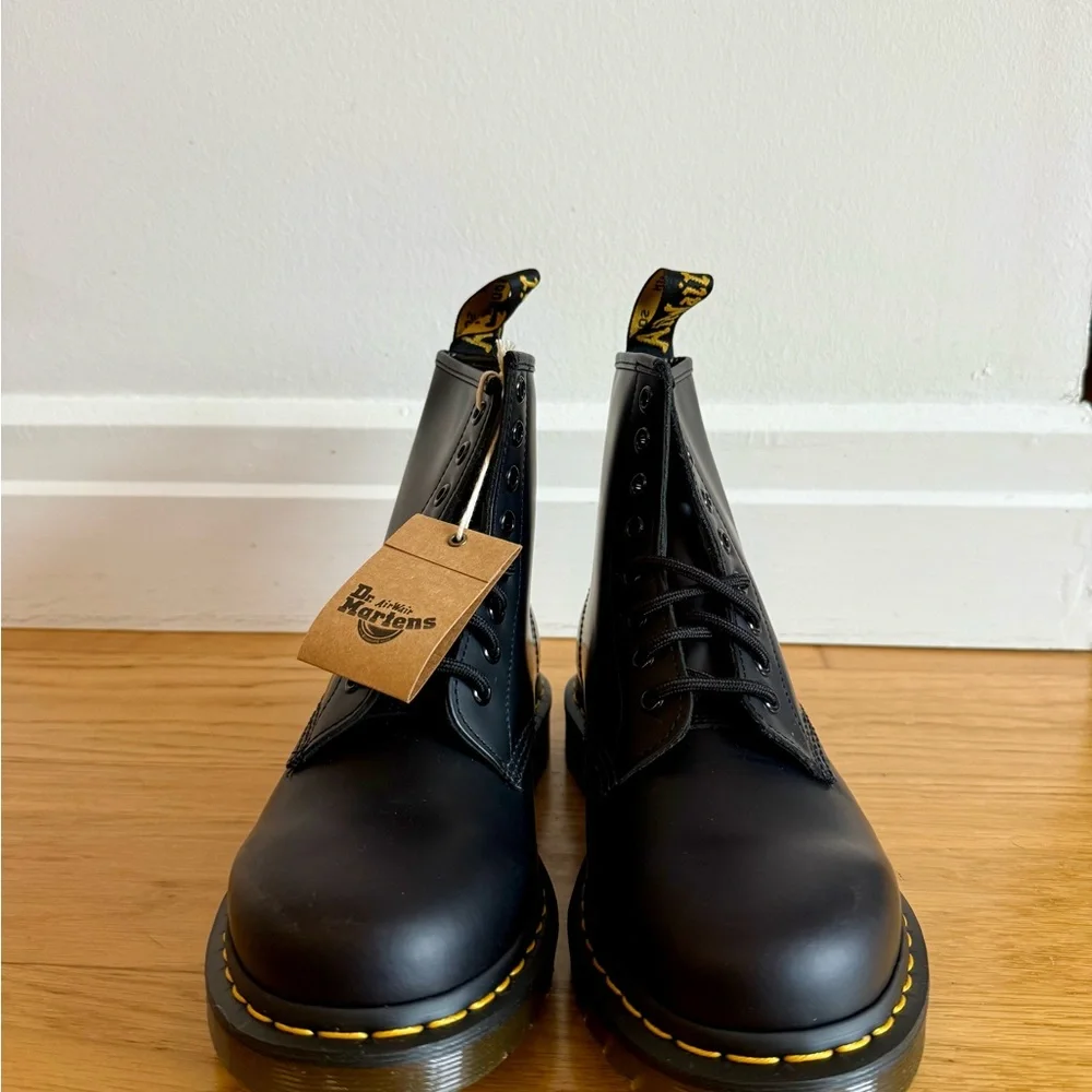 NWT Dr. Martens 1460 Black Smooth Leather Lace Up Boot - Women’s 8 / Men’s 7 - Picture 3 of 8